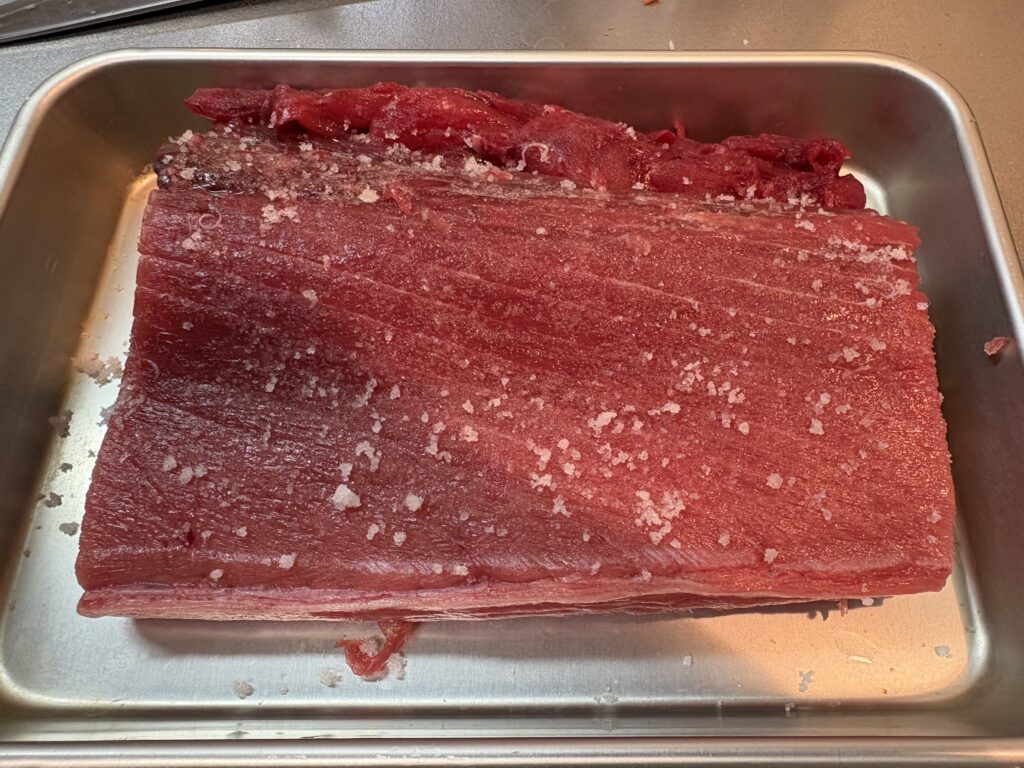 塩をまぶしたマグロ