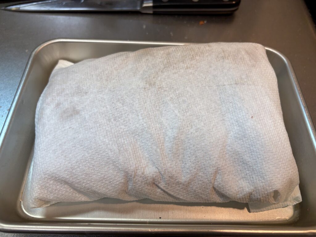 キッチンペーパーで巻いたマグロ